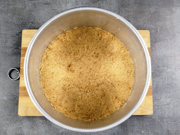 Uma forma com a base do cheesecake.
