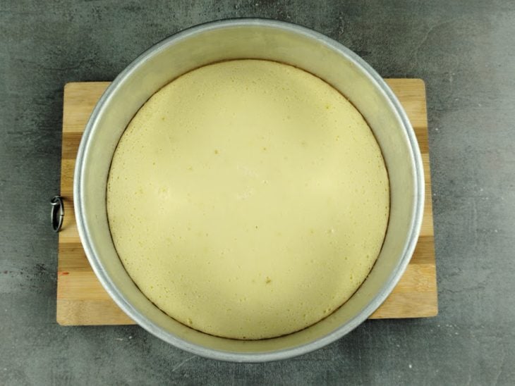 Uma forma com o recheio e a base após assar.