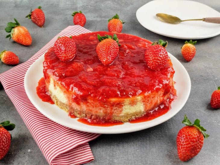 Um prato contendo cheesecake com iogurte natural.