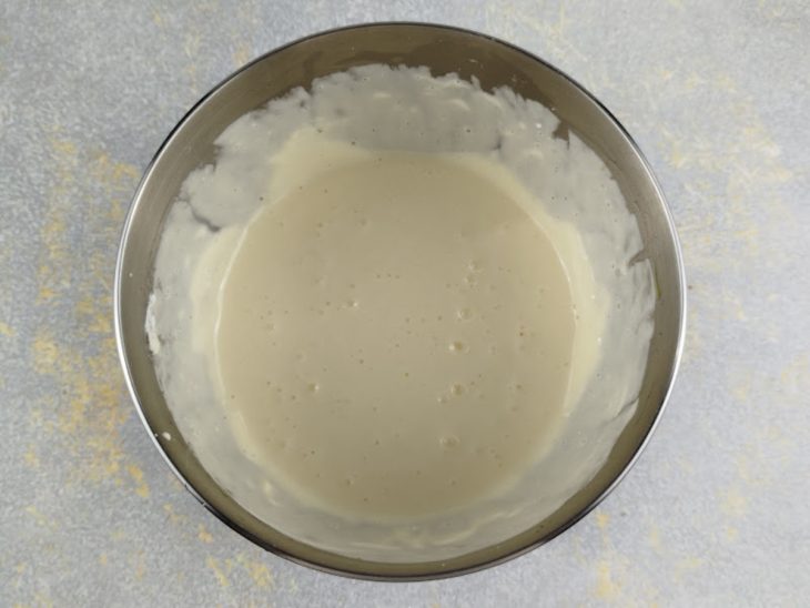 Ingredientes batidos e incorporados em um creme liso.