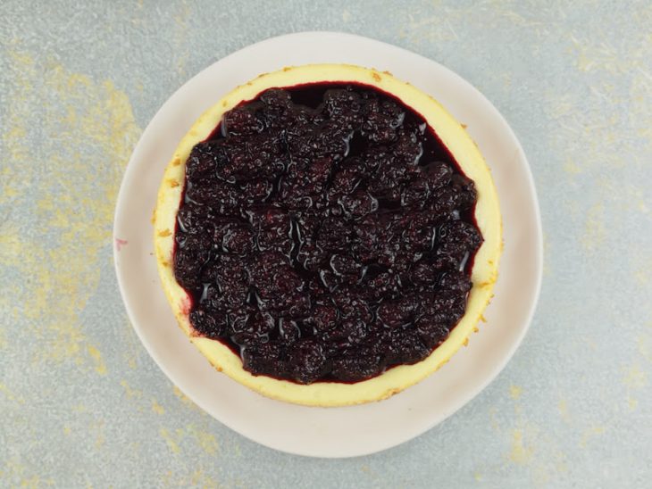 Calda espalhada sobre o cheesecake.