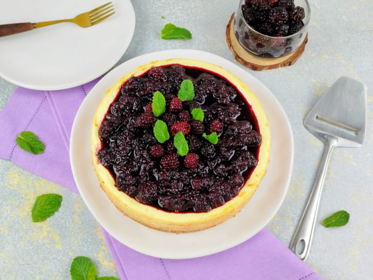 Cheesecake pronto, decorado com amoras.