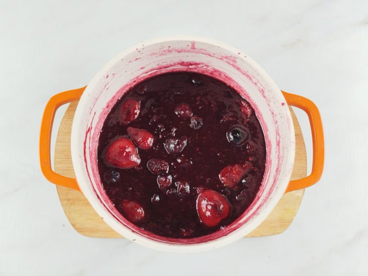 Calda de frutas vermelhas preparada na panela.