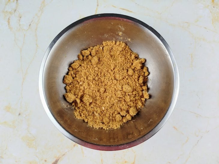 Uma tigela com a farofa de biscoitos.