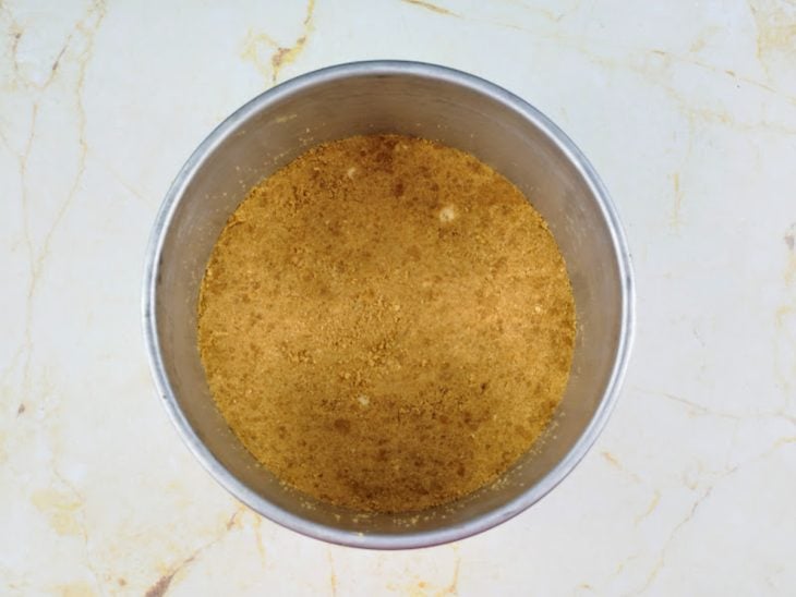 Fundo da forma com a base do cheesecake.