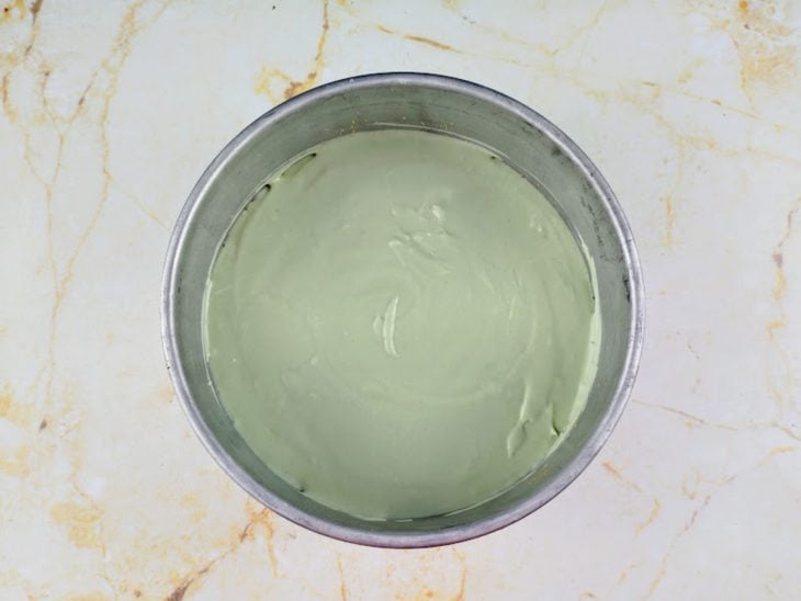 Uma forma com a base da torta e o recheio.