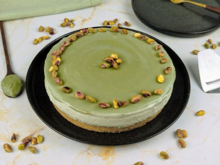 Um prato com cheesecake de pistache.