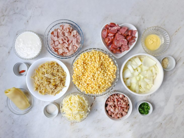 Ingredientes picados e organizados para o preparo.