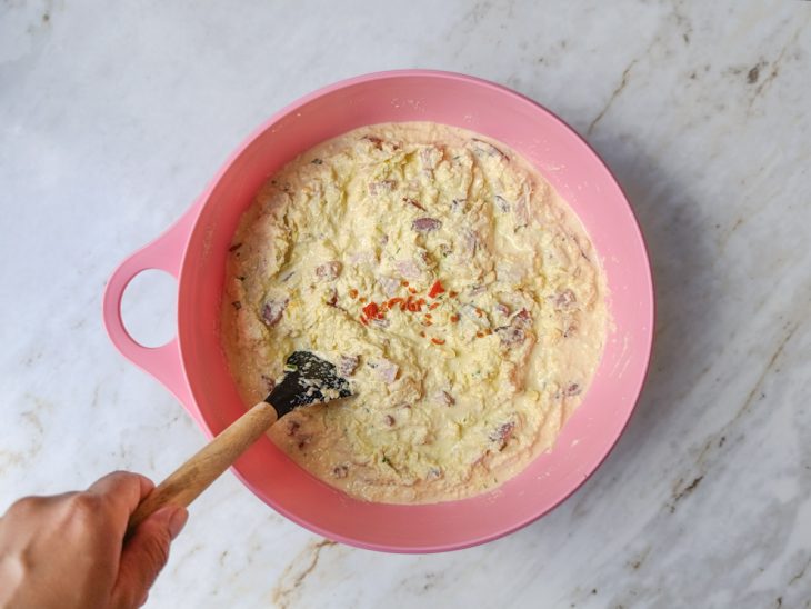 Massa homogênea na tigela.