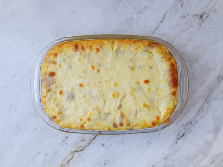 Chica doida assada e dourada ao sair do forno.