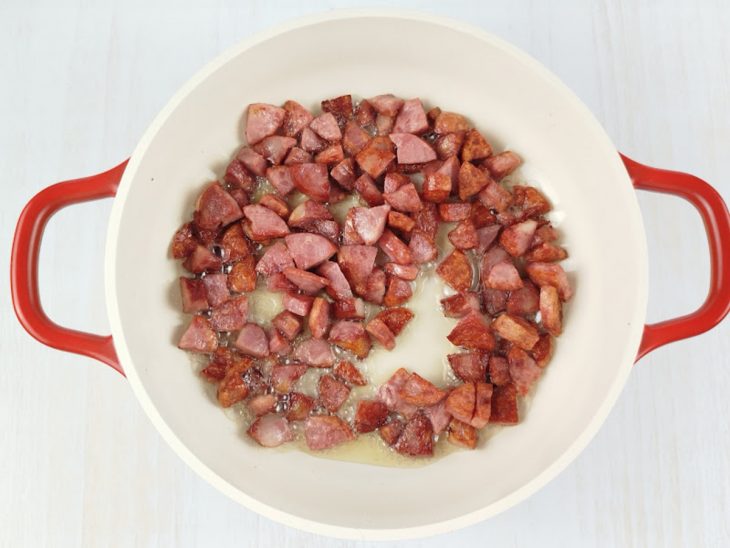 Calabresa numa panela com azeite.