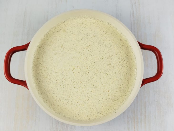 Mistura despejada na panela sobre o refogado.