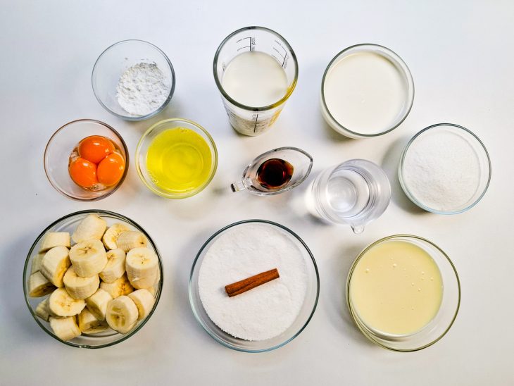 Ingredientes reunidos na bancada.