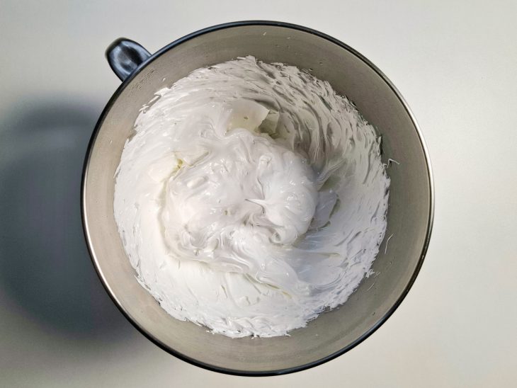 Na tigela, o merengue formado.