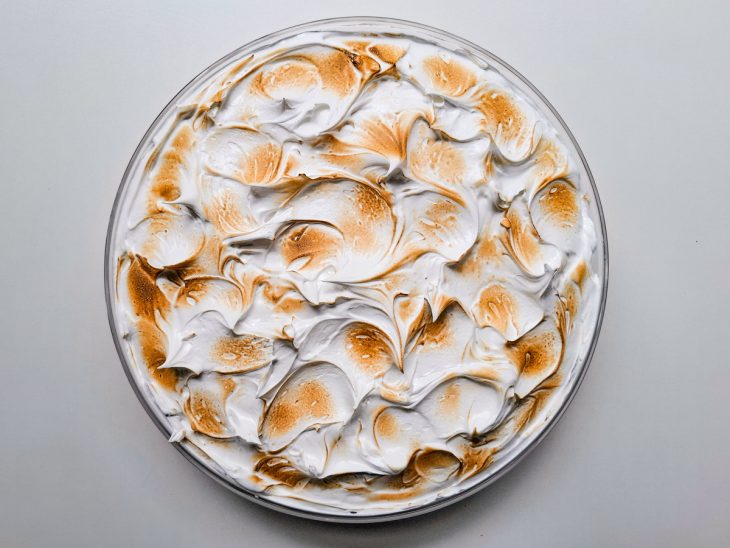 Merengue com os picos gratinados.