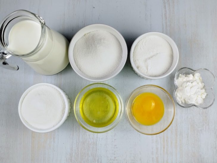 Uma bancada com ingredientes.