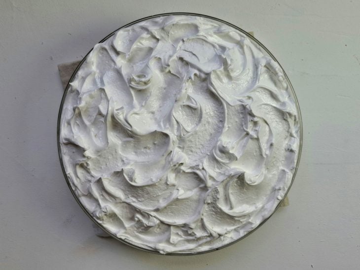 Merengue decorado com ondas na travessa de vidro