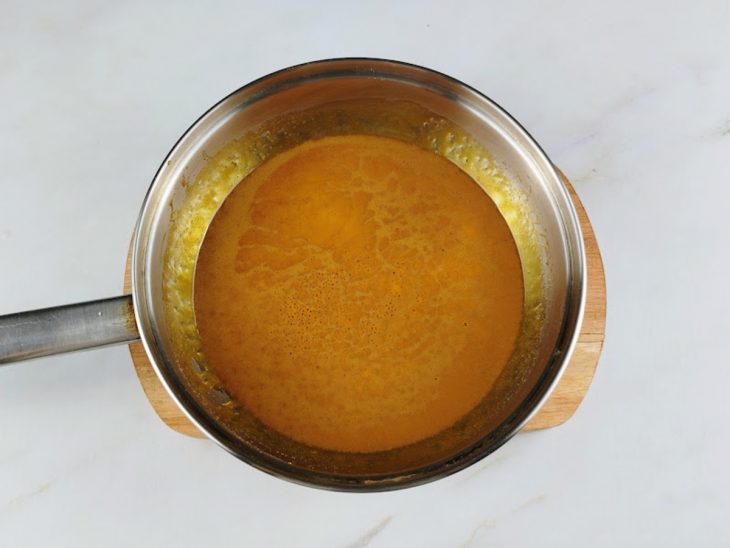 caramelo da primeira camada da sobremesa.