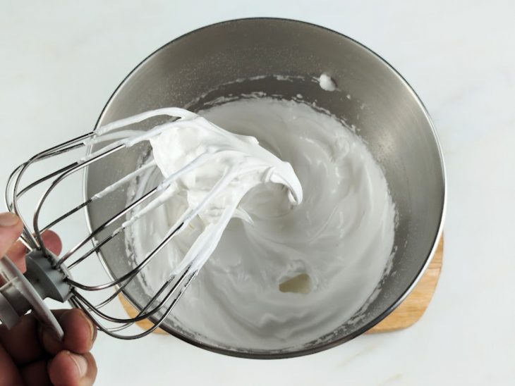 adição de açúcar para merengue.