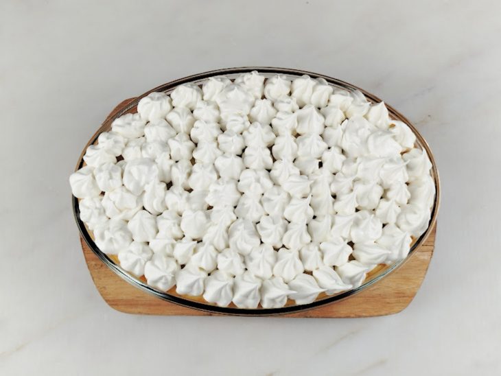 montagem de merengue com bico de confeiteiro para assar.