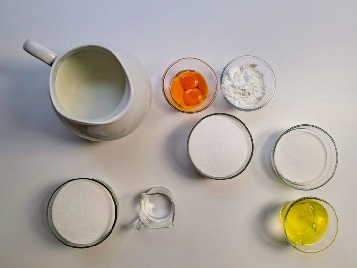 Ingredientes separados sobre a bancada.