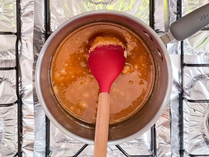 Açúcar derretendo na panela.