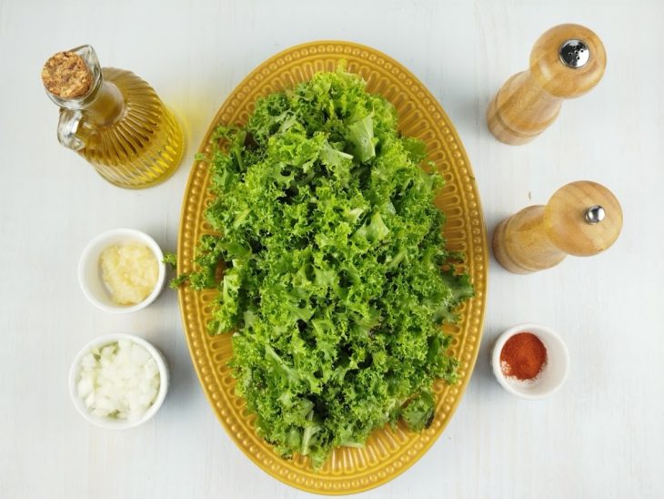 Ingredientes organizados e chicória, cebola e alho já picados.