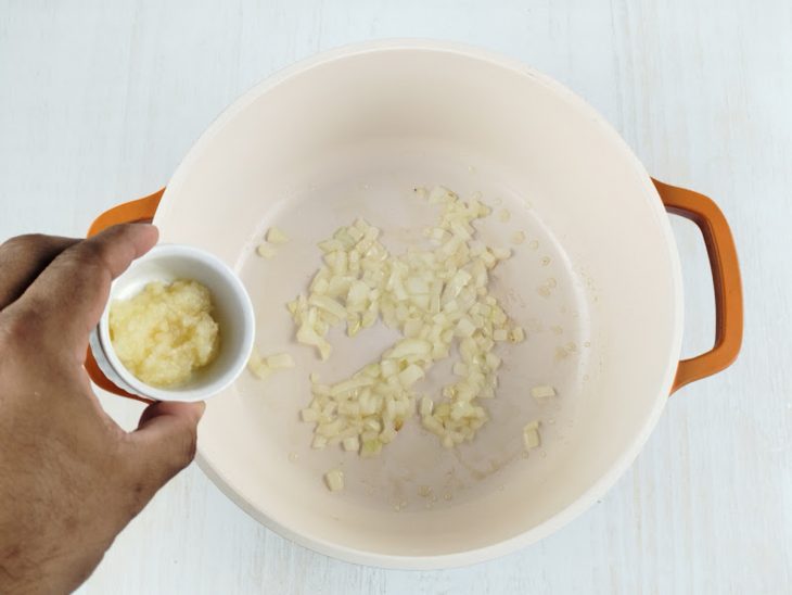 Alho sendo refogado rapidamente junto à cebola.