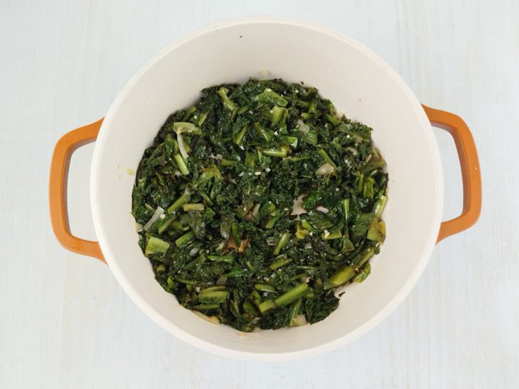 Chicória incorporada ao refogado com azeite e temperos.