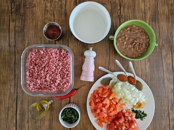 Todos os ingredientes do chilli com carne simples reunidos.