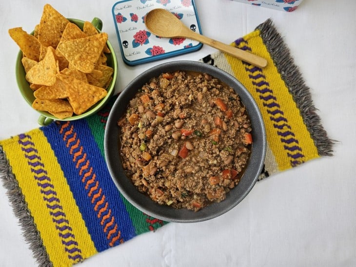 Chilli finalizado com doritos ao lado.