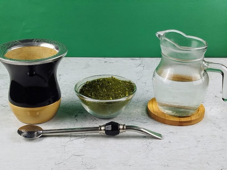 Ingredientes do chimarrão na bancada.