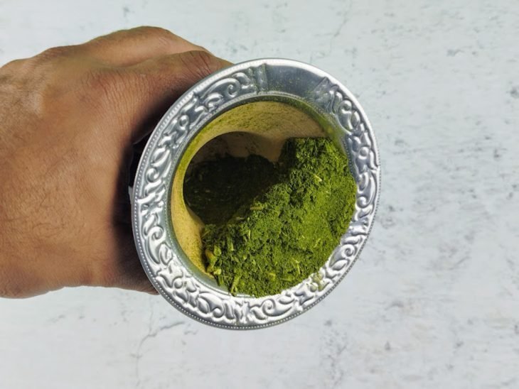Cuia inclinada com a erva-mate.