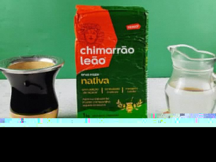 Ingredientes do chimarrão na bancada.