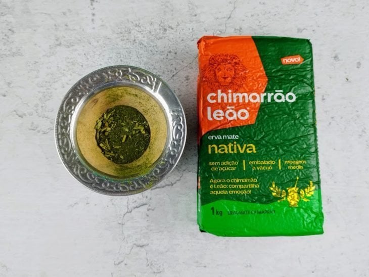 Uma cuia com a erva-mate.