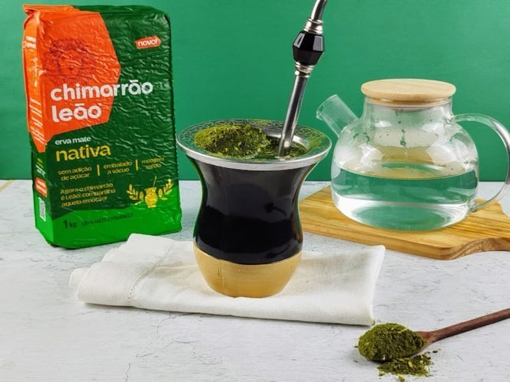 Uma cuia com chimarrão tradicional.