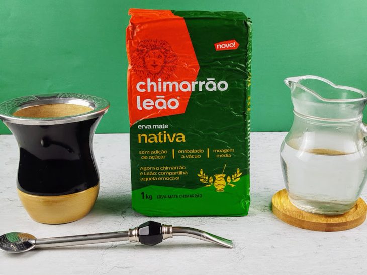 Ingredientes reunidos em uma bancada.