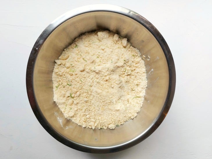 Um recipiente com a farofa doce.