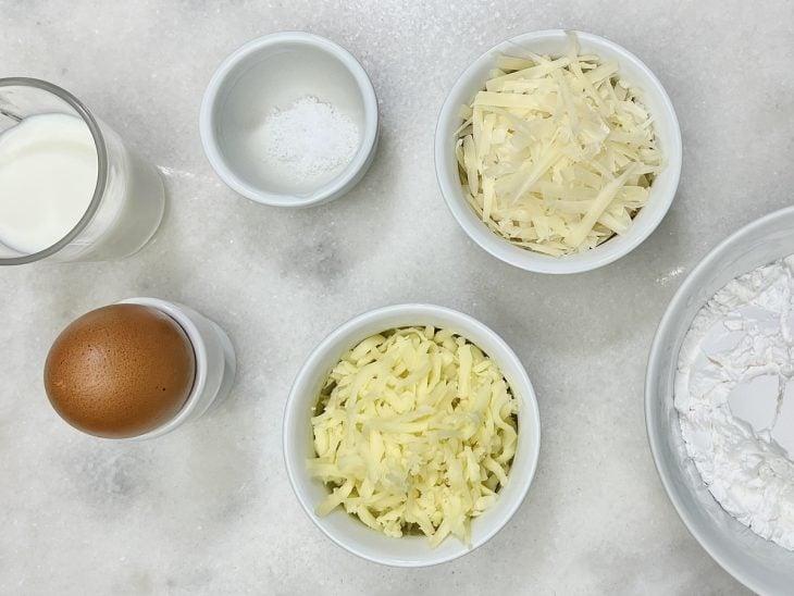 Ingredientes para a receita reunidos em uma bancada.