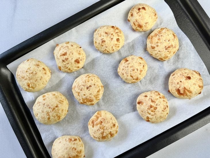 Chipas assadas na assadeira.