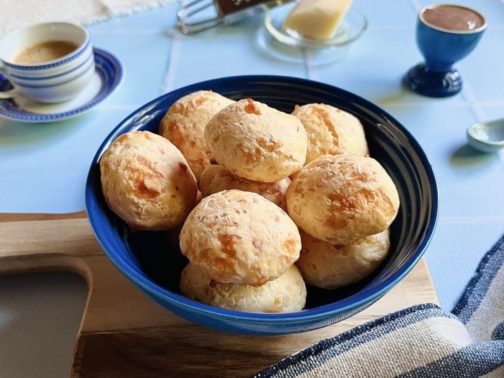 Chipas argentinas servidas em um recipiente redondo azul.