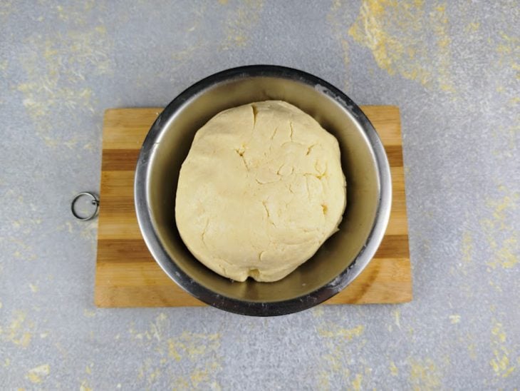 Ovos e queijo mussarela adicionados a tigela.