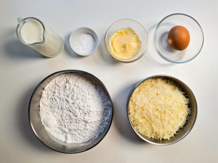 Ingredientes para a receita reunidos em uma bancada.