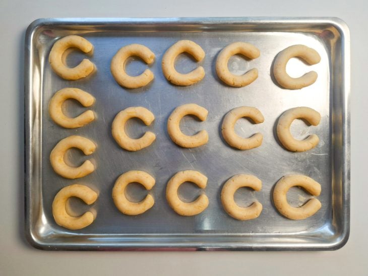 Chipas acomodadas em uma forma untada.