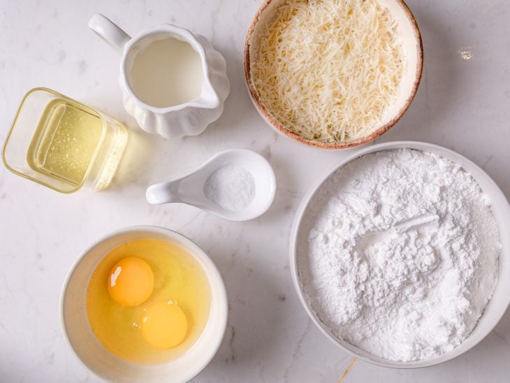 Uma bancada com os ingredientes da chipa.
