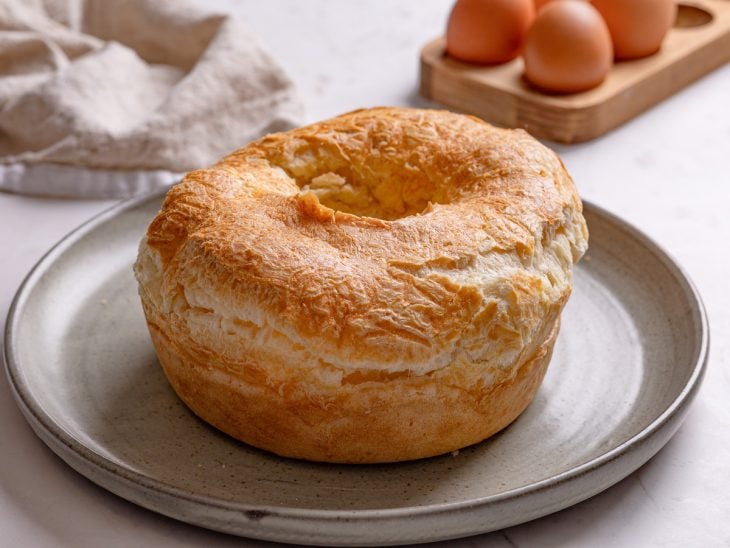 Um prato com chipa simples.