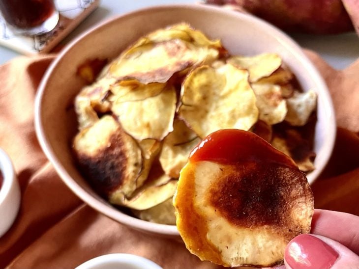 Chips assado de batata-doce e alecrim finalizado.