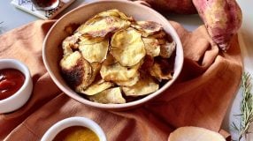 Chips assado de batata-doce e alecrim