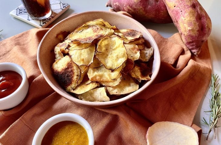 Chips assado de batata-doce e alecrim