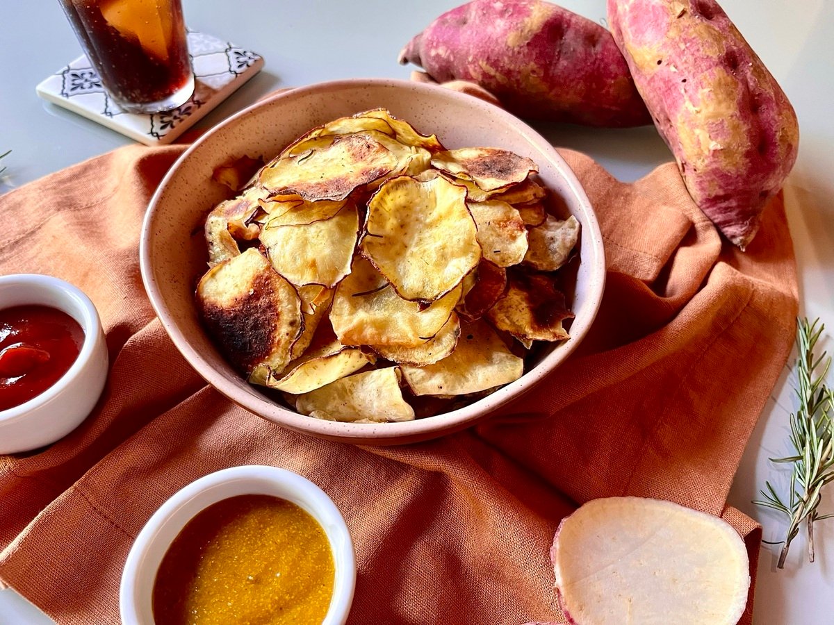 Chips assado de batata-doce e alecrim